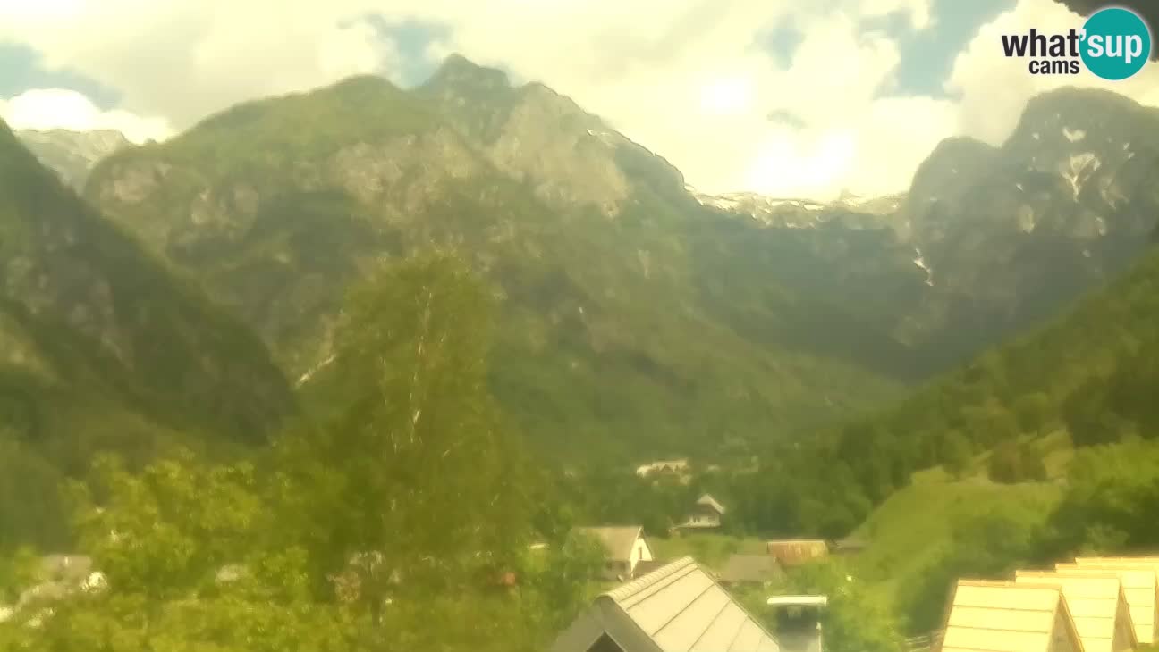 Webcam Trenta – View of Šplevt, Pihavec and Prisojnik