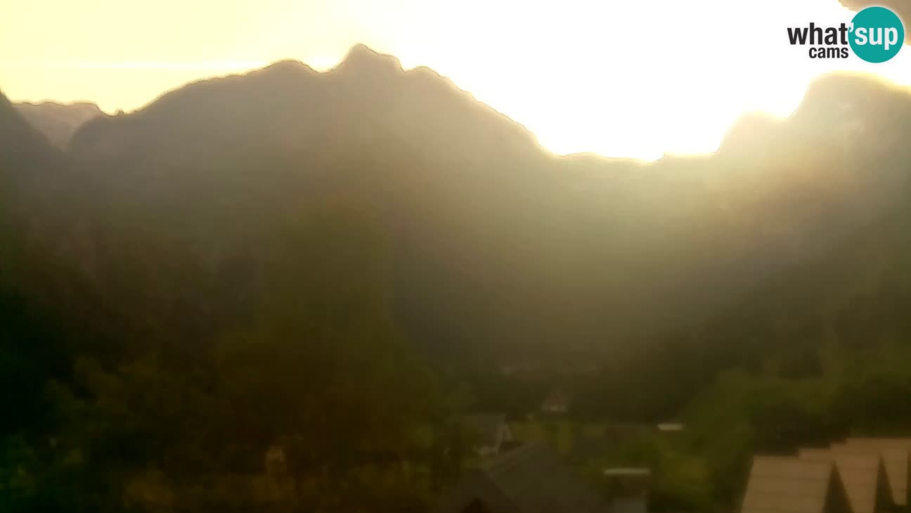 Webcam Trenta – View of Šplevt, Pihavec and Prisojnik