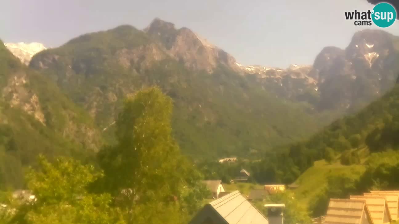 Webcam Trenta – View of Šplevt, Pihavec and Prisojnik