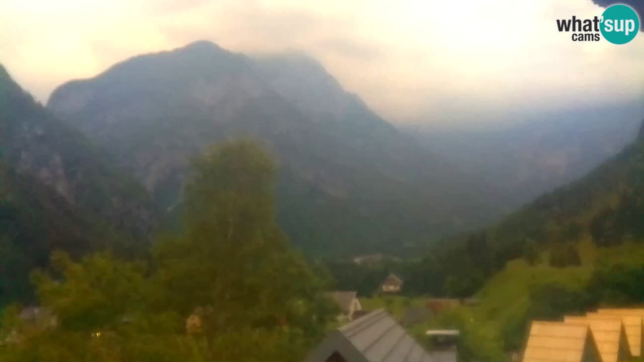 Spletna kamera Trenta – Pogled na Šplevt, Pihavec in Prisojnik