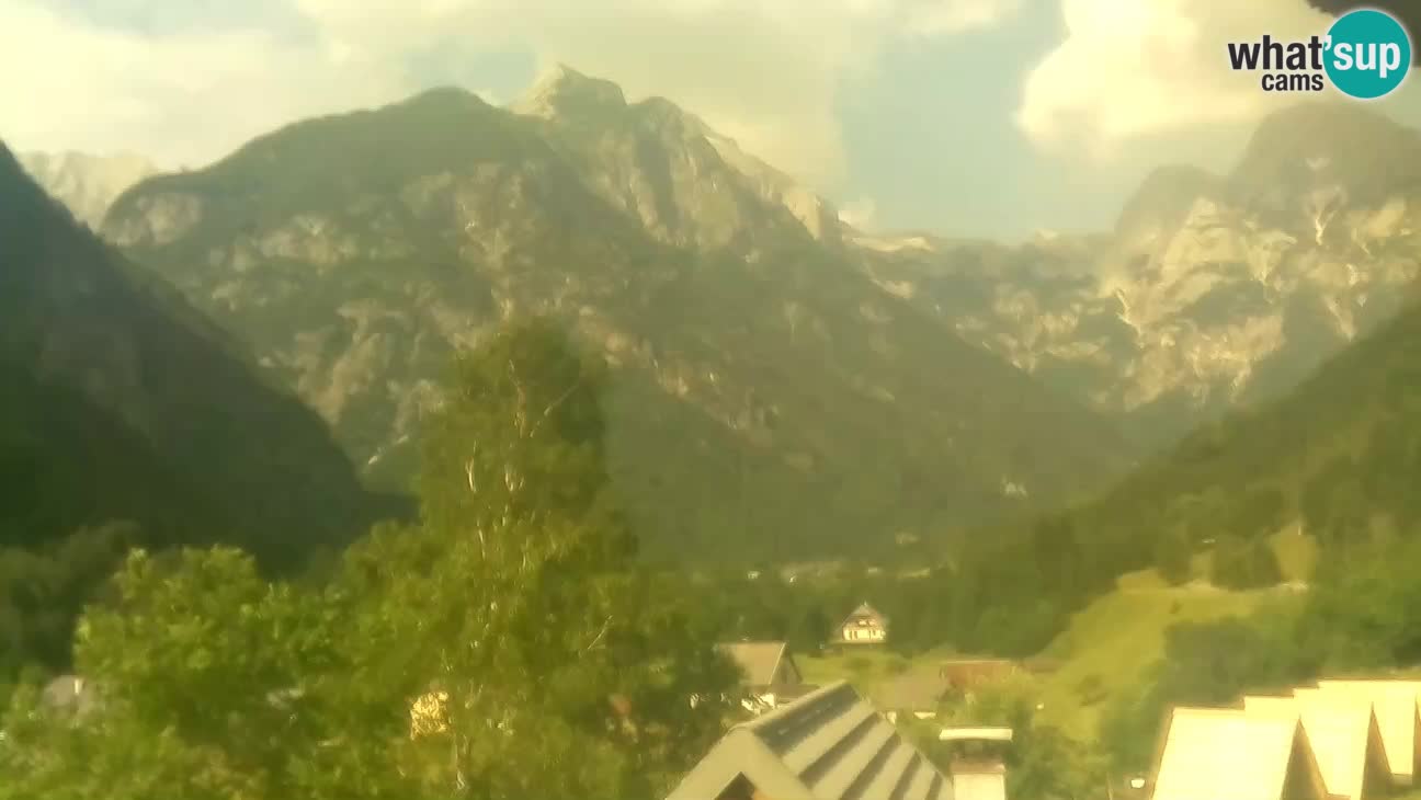 Webcam Trenta – View of Šplevt, Pihavec and Prisojnik