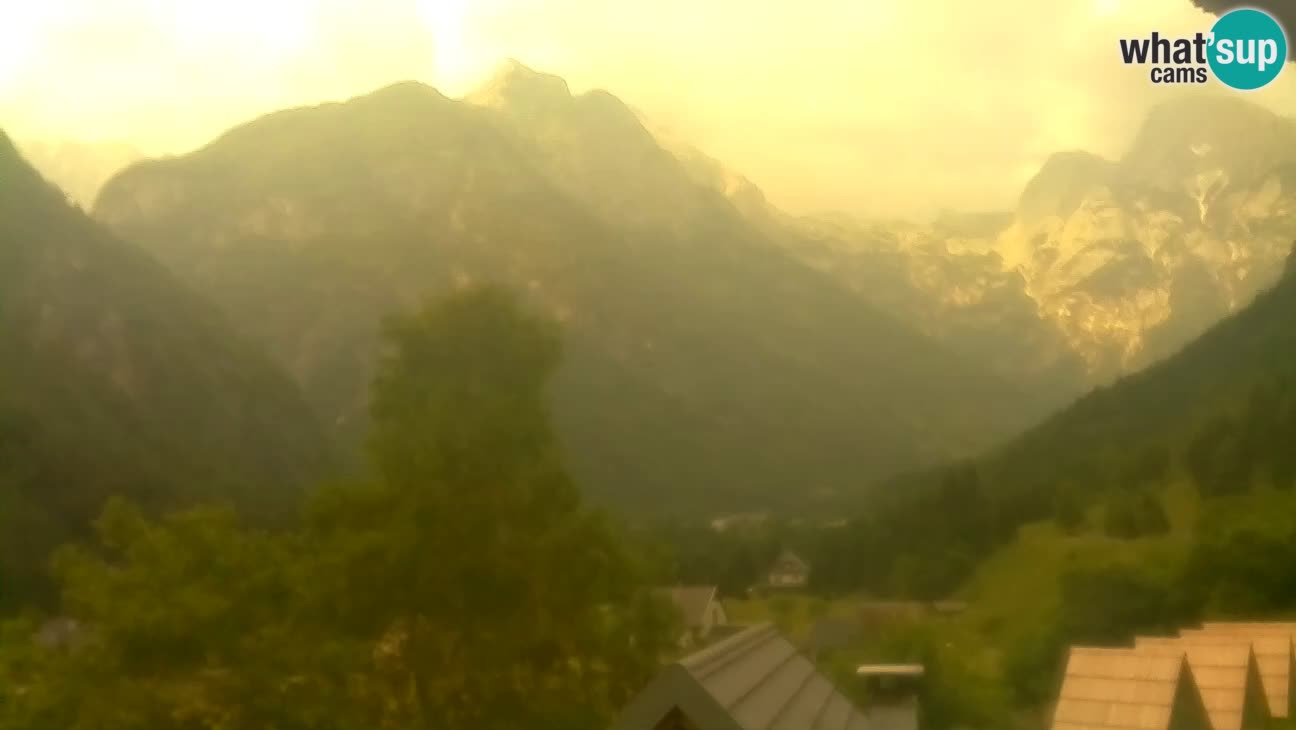 Webcam Trenta – View of Šplevt, Pihavec and Prisojnik