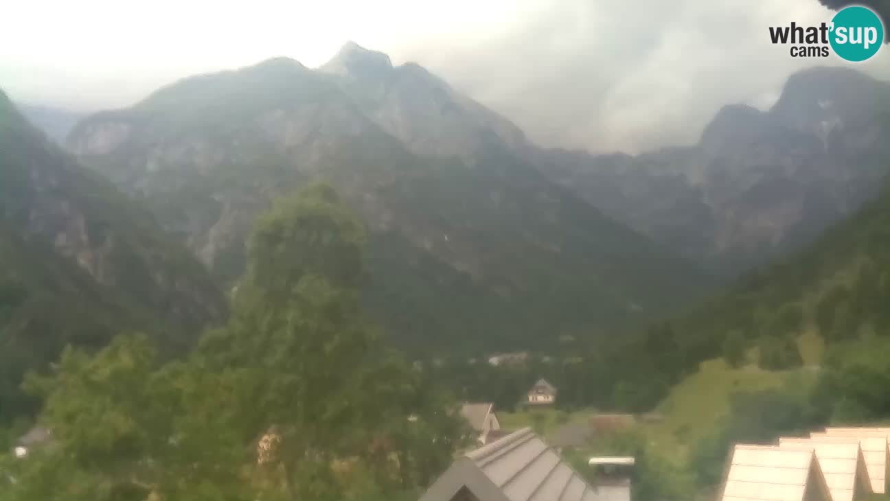 Webcam Trenta – View of Šplevt, Pihavec and Prisojnik