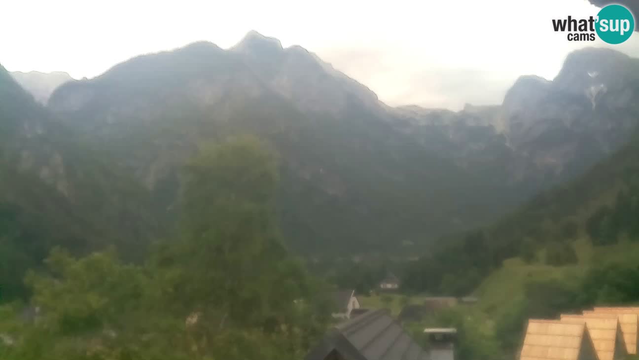 Webcam Trenta – View of Šplevt, Pihavec and Prisojnik
