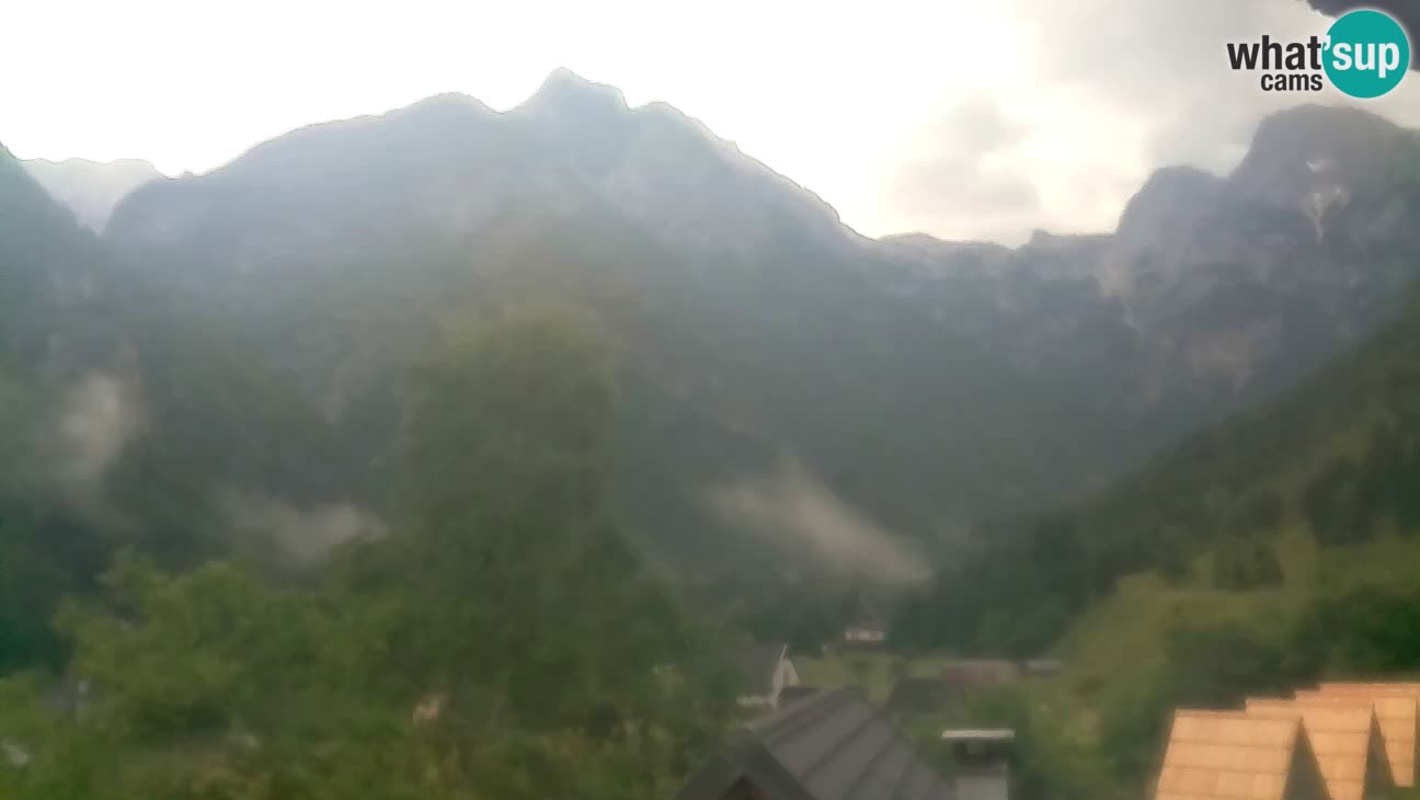 Webcam Trenta – View of Šplevt, Pihavec and Prisojnik