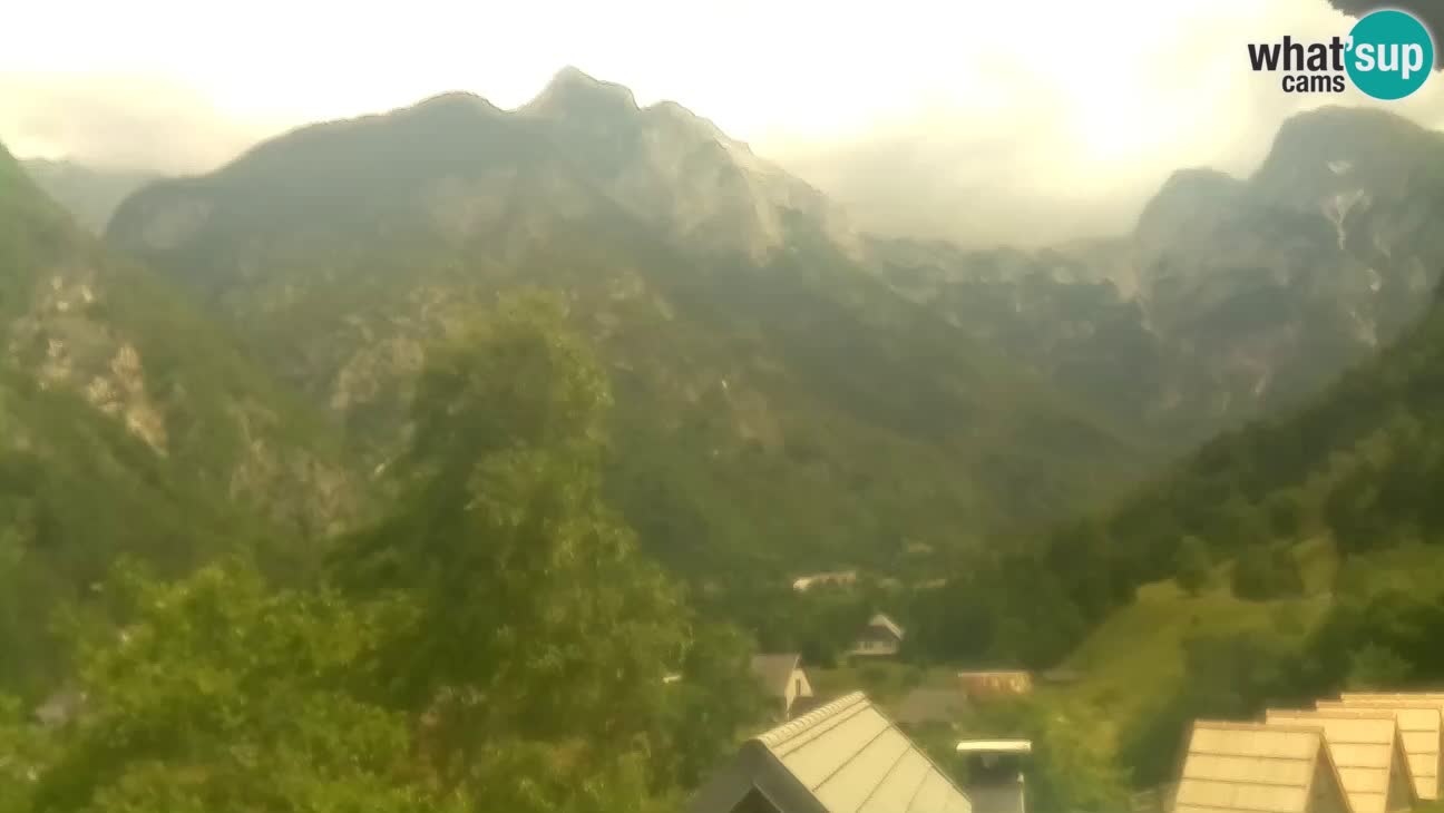 Webcam Trenta – View of Šplevt, Pihavec and Prisojnik