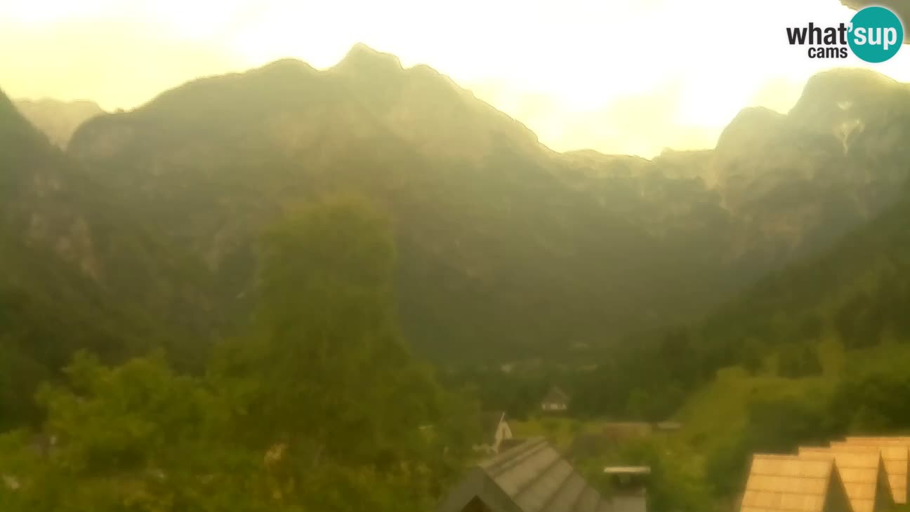Spletna kamera Trenta – Pogled na Šplevt, Pihavec in Prisojnik