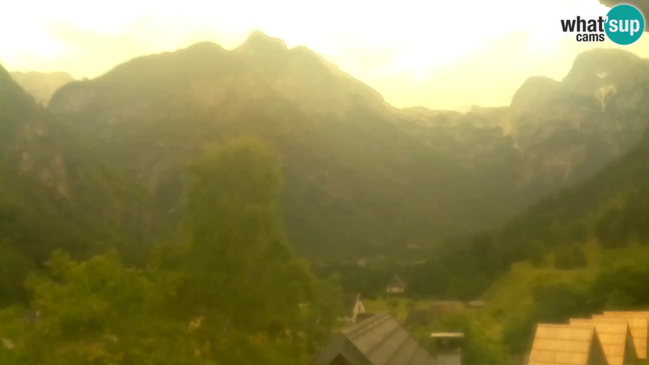 Webcam Trenta – View of Šplevt, Pihavec and Prisojnik