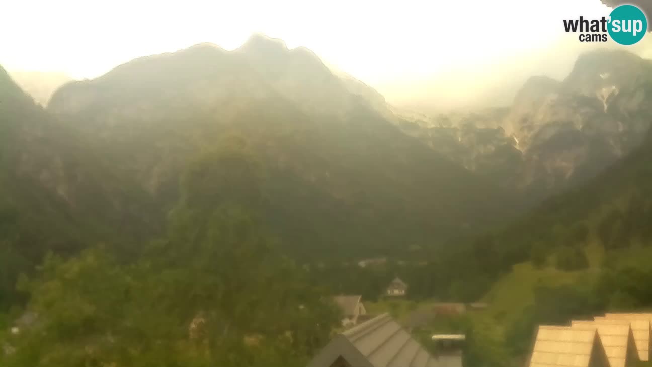 Spletna kamera Trenta – Pogled na Šplevt, Pihavec in Prisojnik