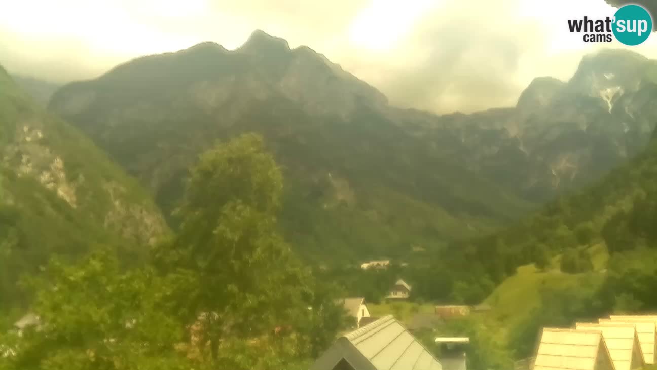 Webcam Trenta – View of Šplevt, Pihavec and Prisojnik