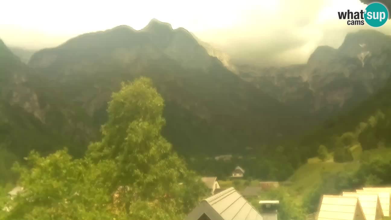 Spletna kamera Trenta – Pogled na Šplevt, Pihavec in Prisojnik