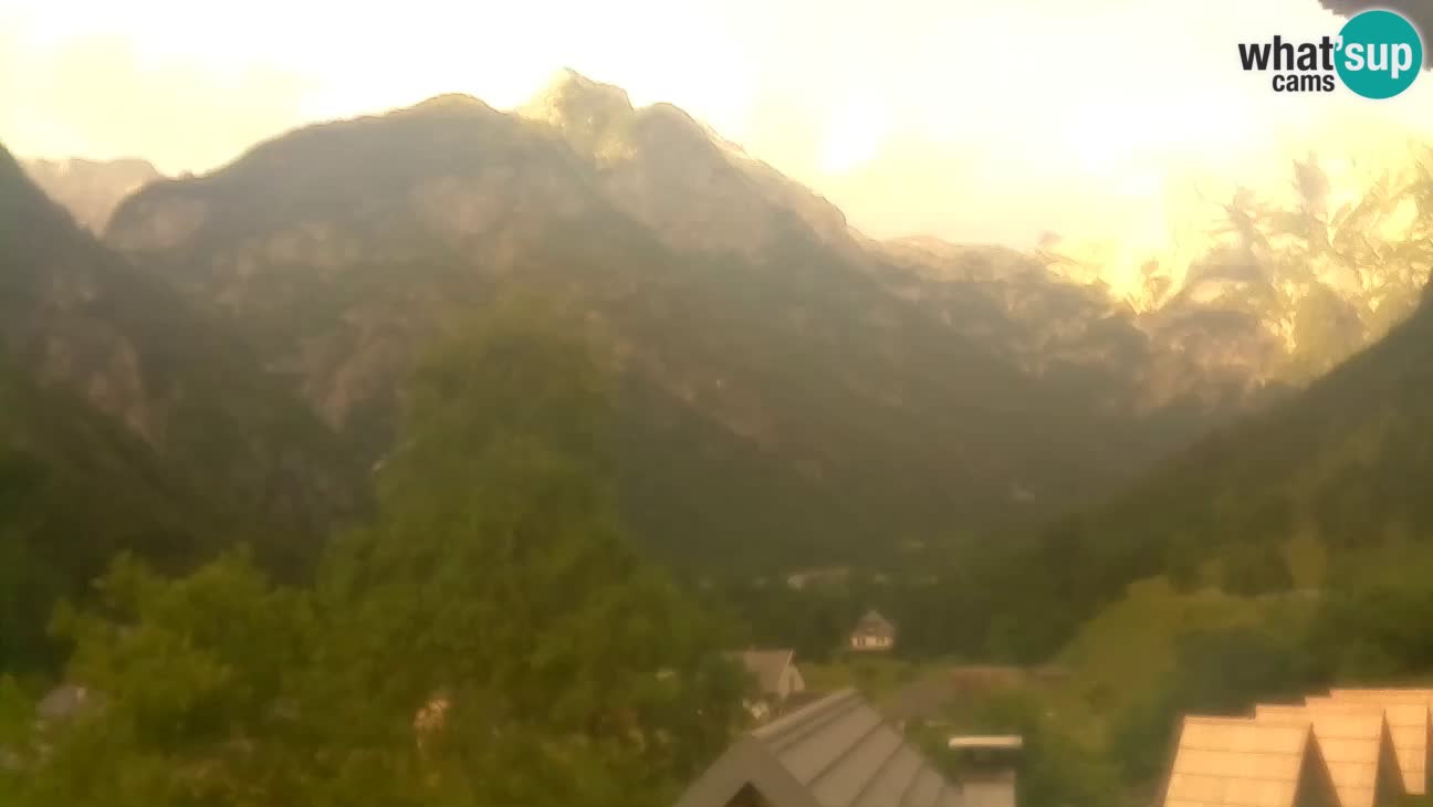 Webcam Trenta – View of Šplevt, Pihavec and Prisojnik