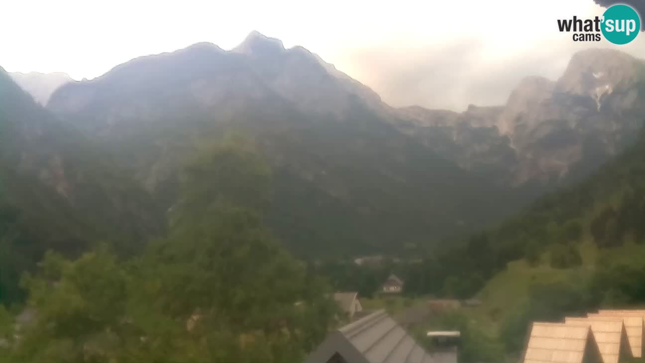 Spletna kamera Trenta – Pogled na Šplevt, Pihavec in Prisojnik