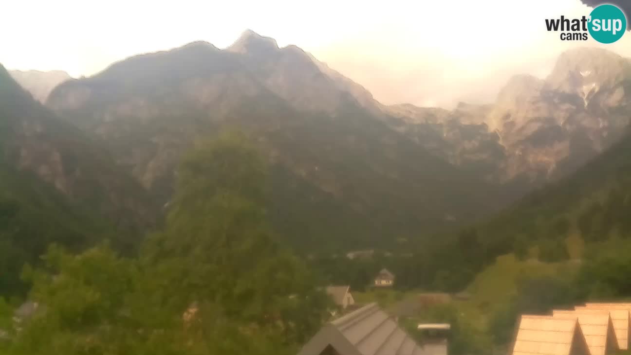 Webcam Trenta – View of Šplevt, Pihavec and Prisojnik