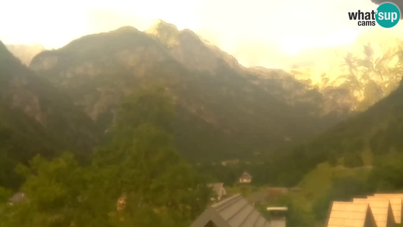 Webcam Trenta – View of Šplevt, Pihavec and Prisojnik