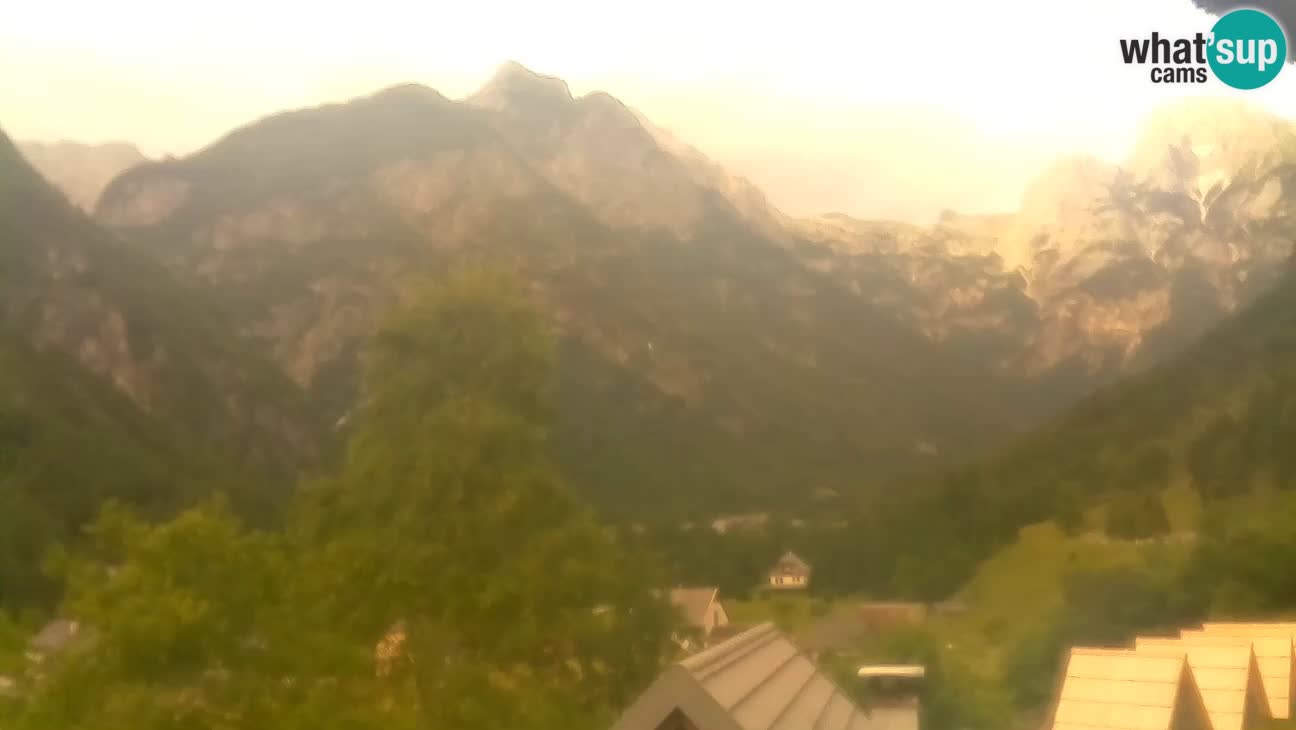 Webcam Trenta – View of Šplevt, Pihavec and Prisojnik