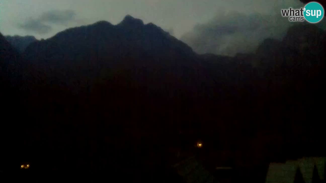 Webcam Trenta – View of Šplevt, Pihavec and Prisojnik