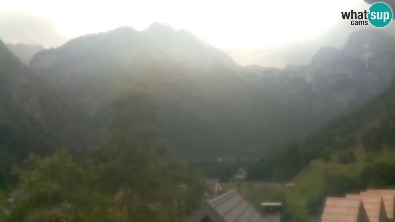 Webcam Trenta – View of Šplevt, Pihavec and Prisojnik