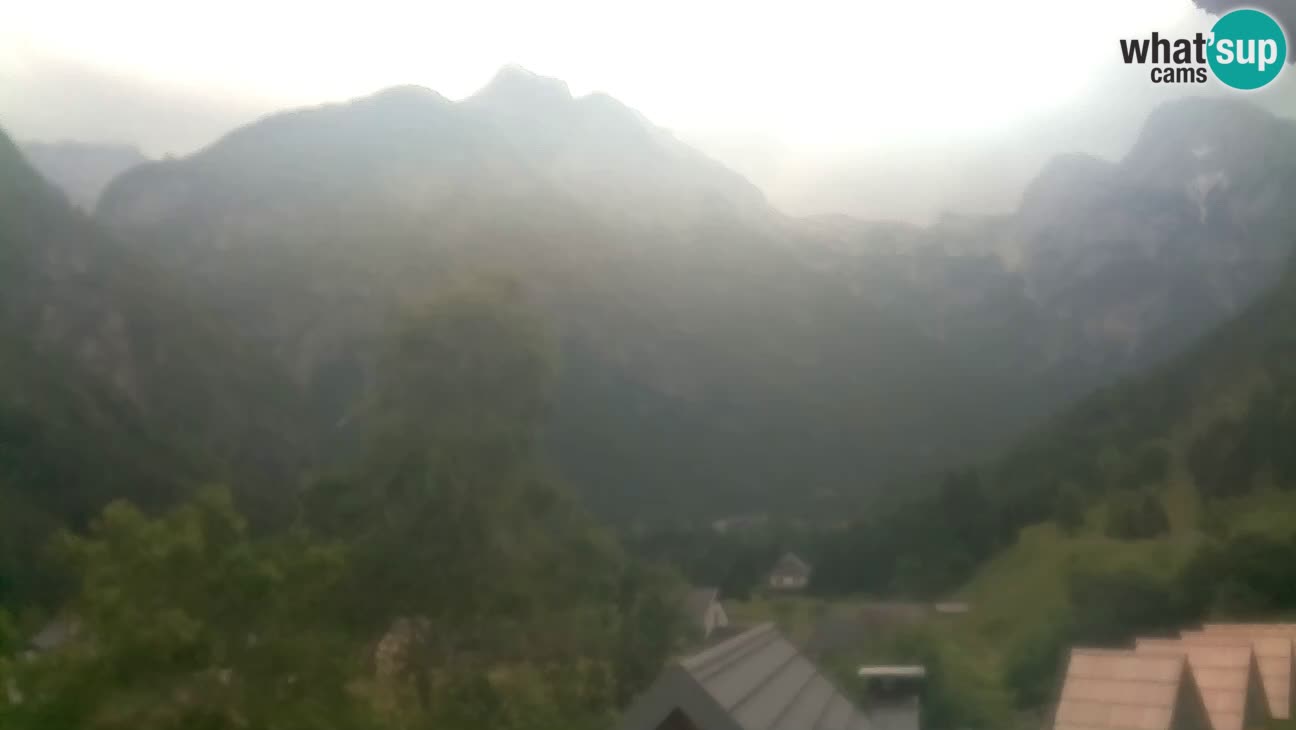 Webcam Trenta – View of Šplevt, Pihavec and Prisojnik