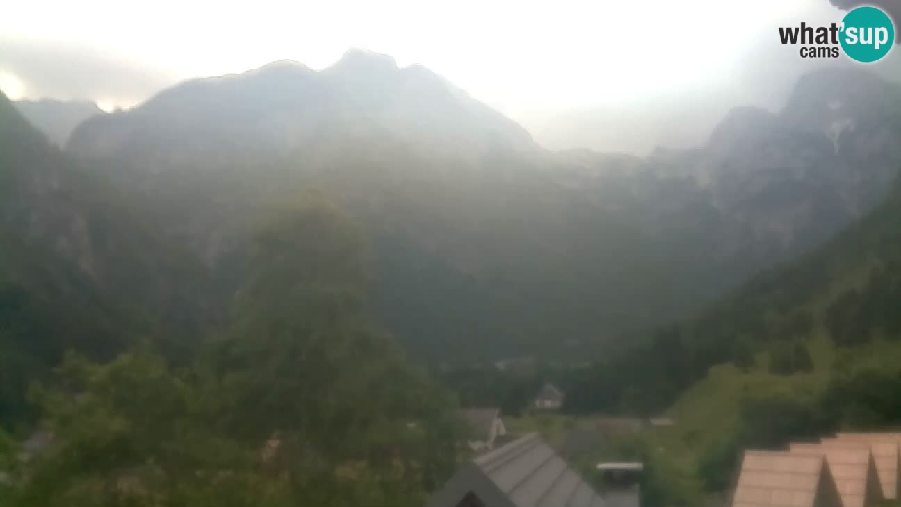 Webcam Trenta – View of Šplevt, Pihavec and Prisojnik