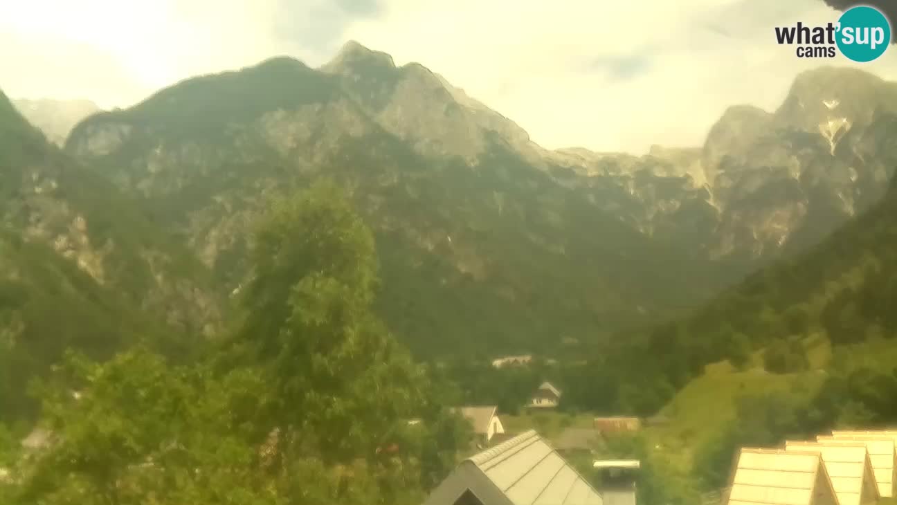 Webcam Trenta – View of Šplevt, Pihavec and Prisojnik