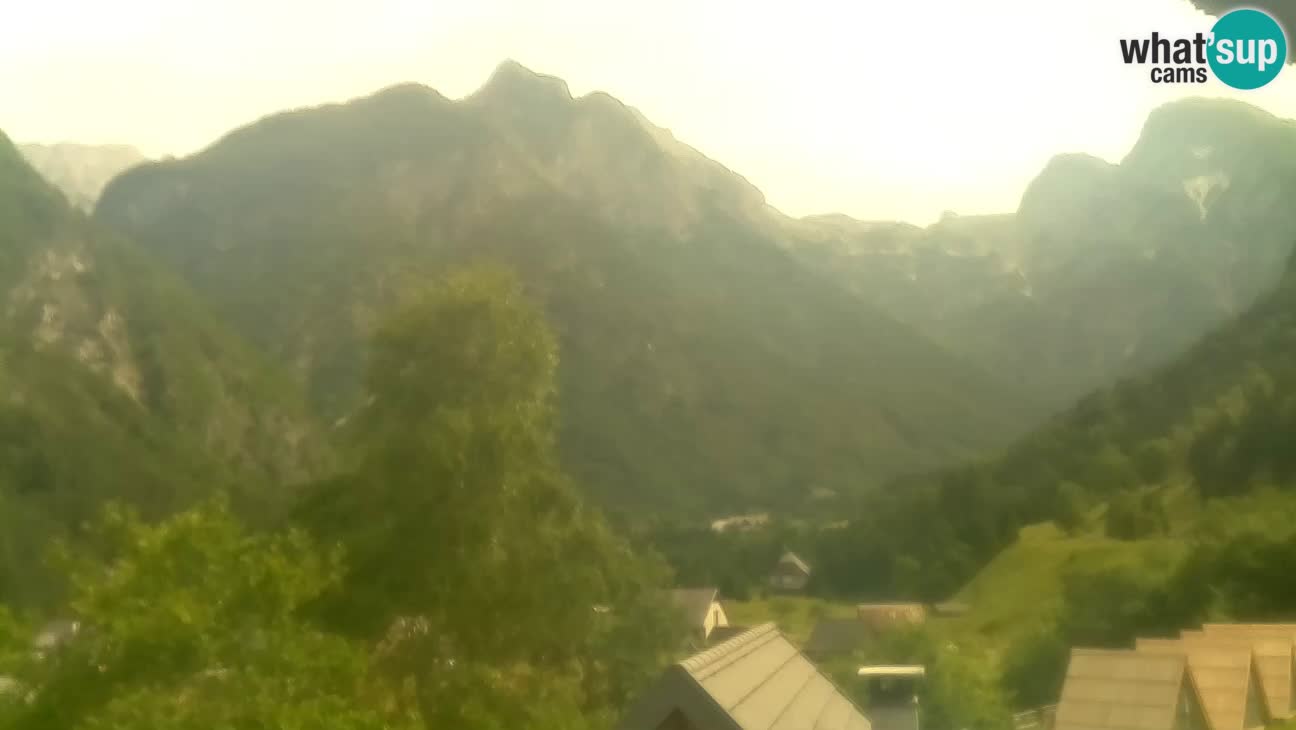 Webcam Trenta – View of Šplevt, Pihavec and Prisojnik