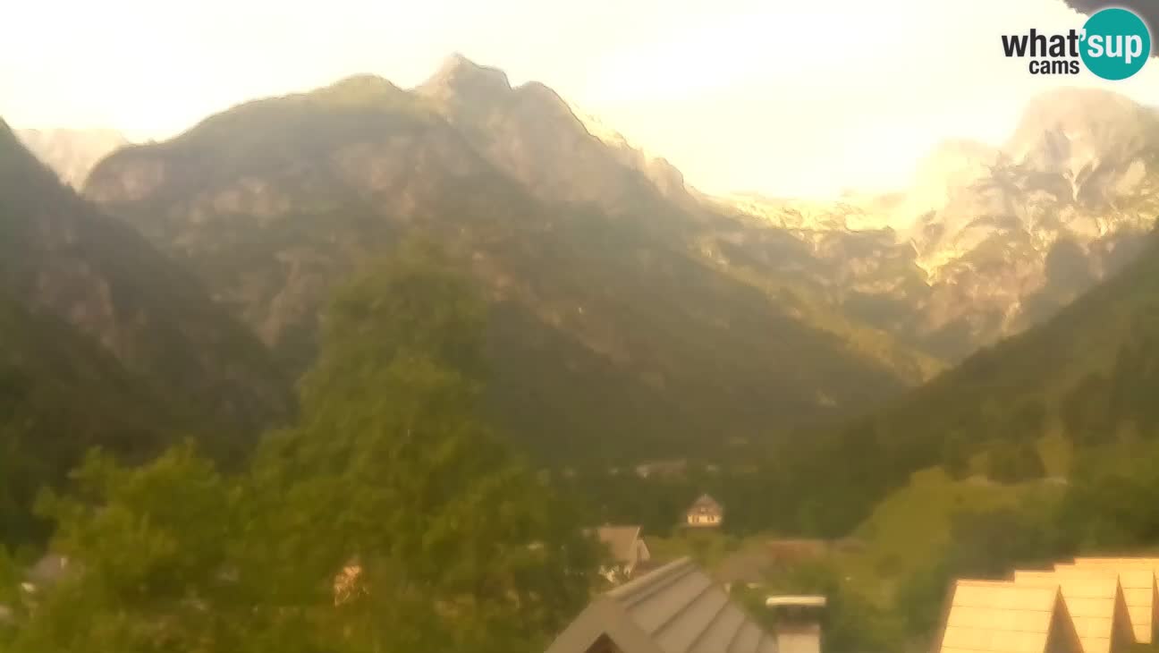 Webcam Trenta – View of Šplevt, Pihavec and Prisojnik