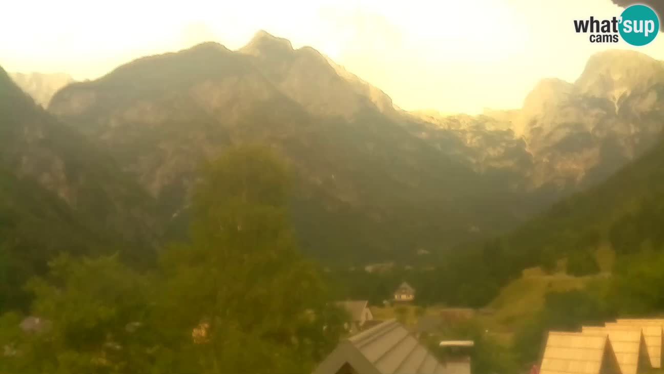 Spletna kamera Trenta – Pogled na Šplevt, Pihavec in Prisojnik
