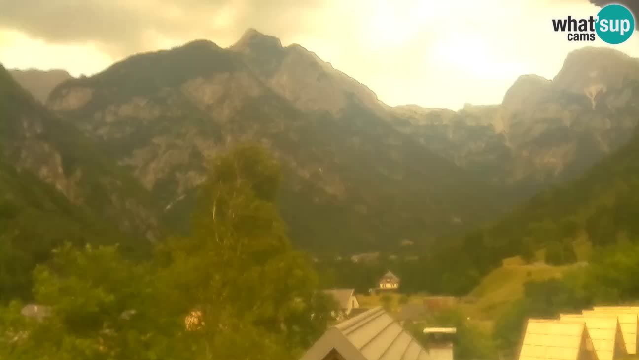 Webcam Trenta – View of Šplevt, Pihavec and Prisojnik