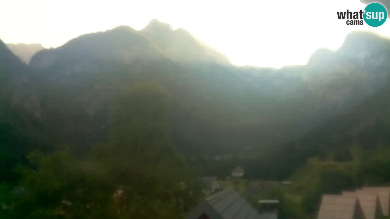 Webcam Trenta – View of Šplevt, Pihavec and Prisojnik