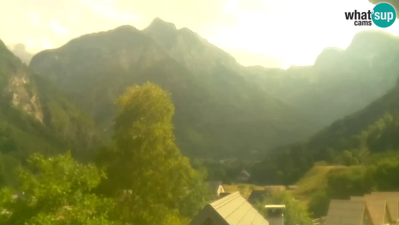 Webcam Trenta – View of Šplevt, Pihavec and Prisojnik
