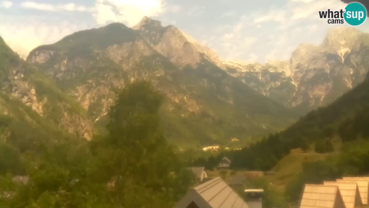 Webcam Trenta – View of Šplevt, Pihavec and Prisojnik