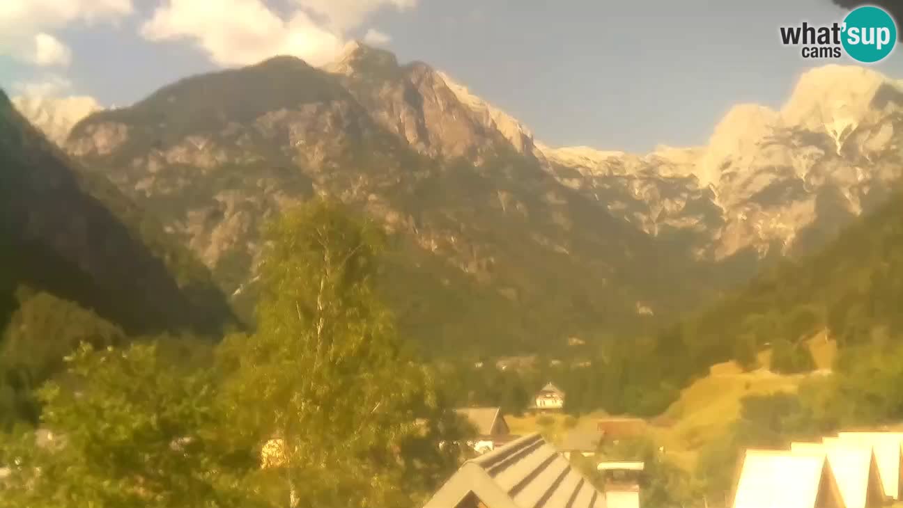 Webcam Trenta – View of Šplevt, Pihavec and Prisojnik
