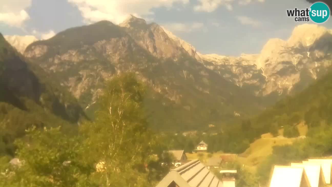 Webcam Trenta – View of Šplevt, Pihavec and Prisojnik