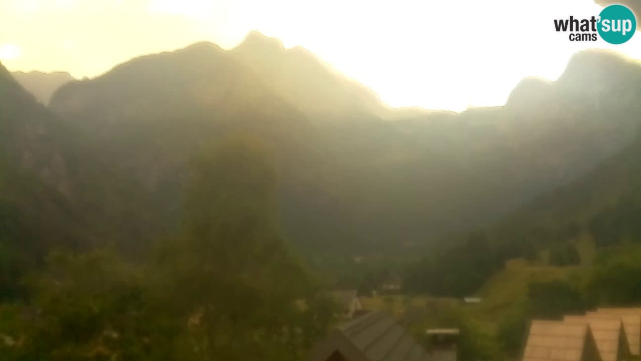 Spletna kamera Trenta – Pogled na Šplevt, Pihavec in Prisojnik