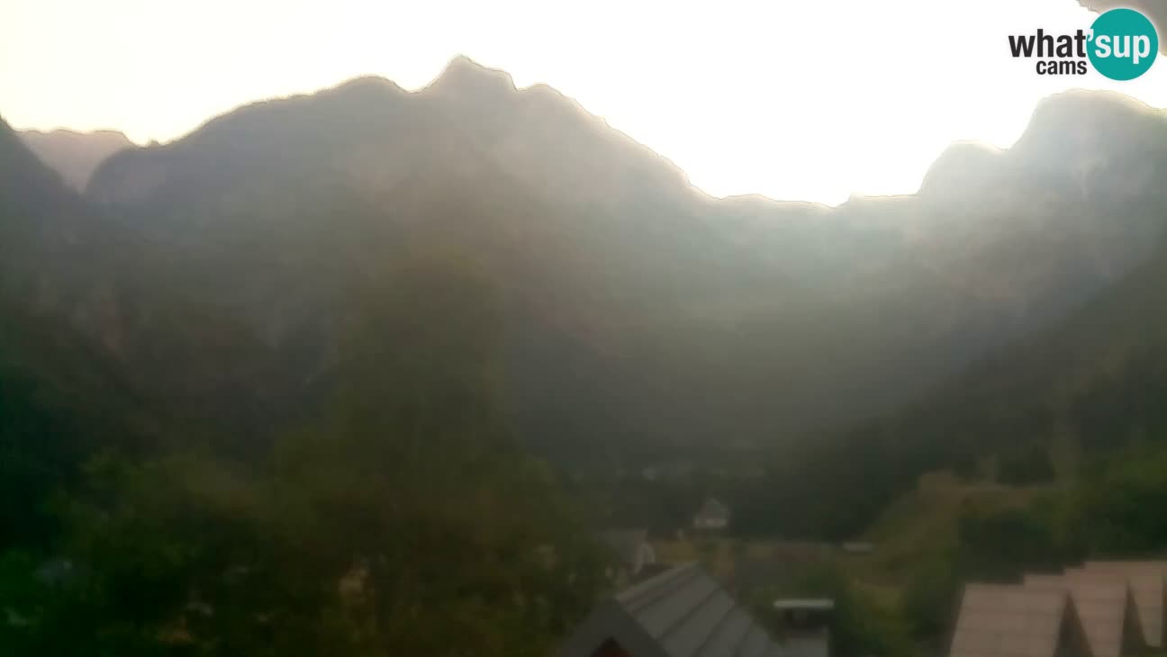 Webcam Trenta – View of Šplevt, Pihavec and Prisojnik