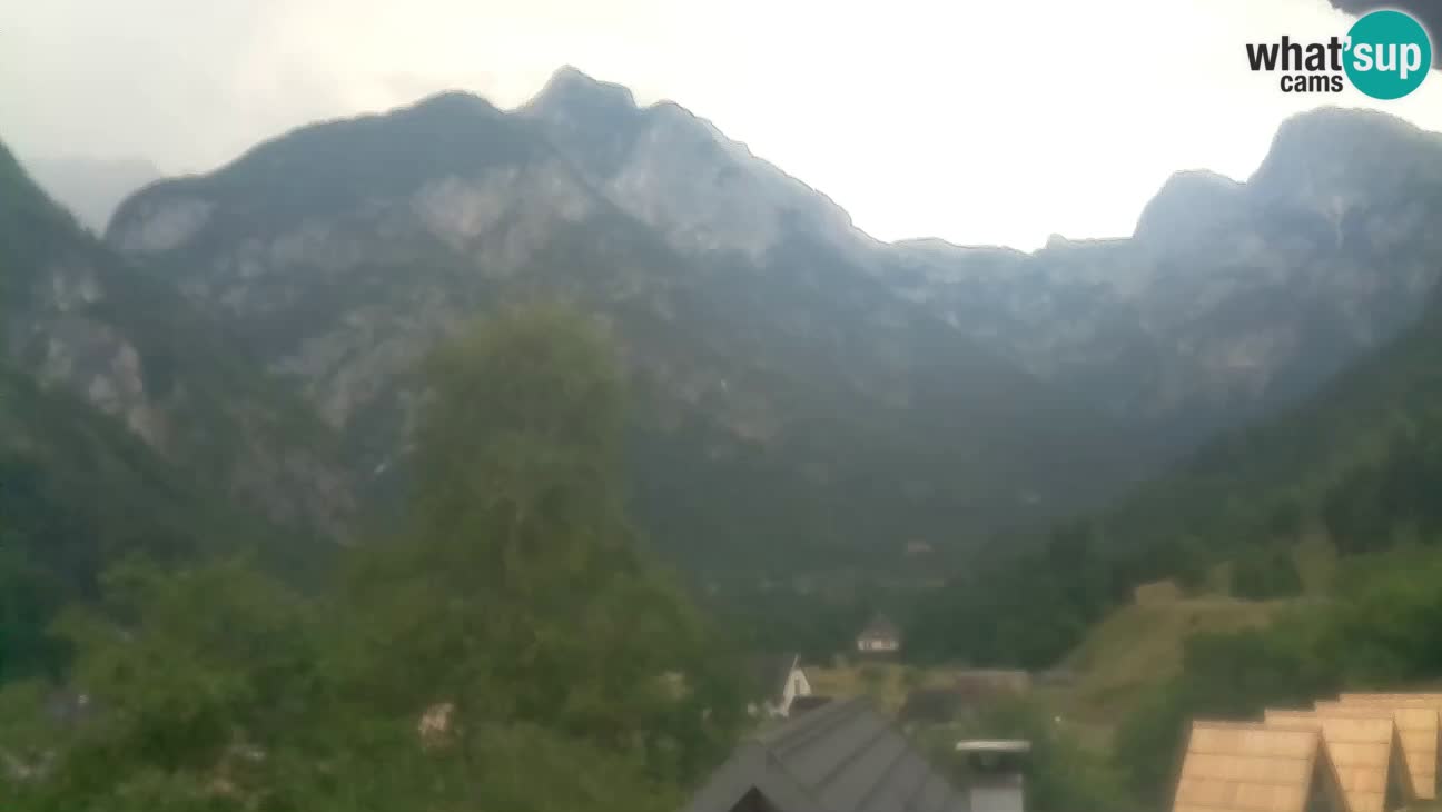 Webcam Trenta – View of Šplevt, Pihavec and Prisojnik