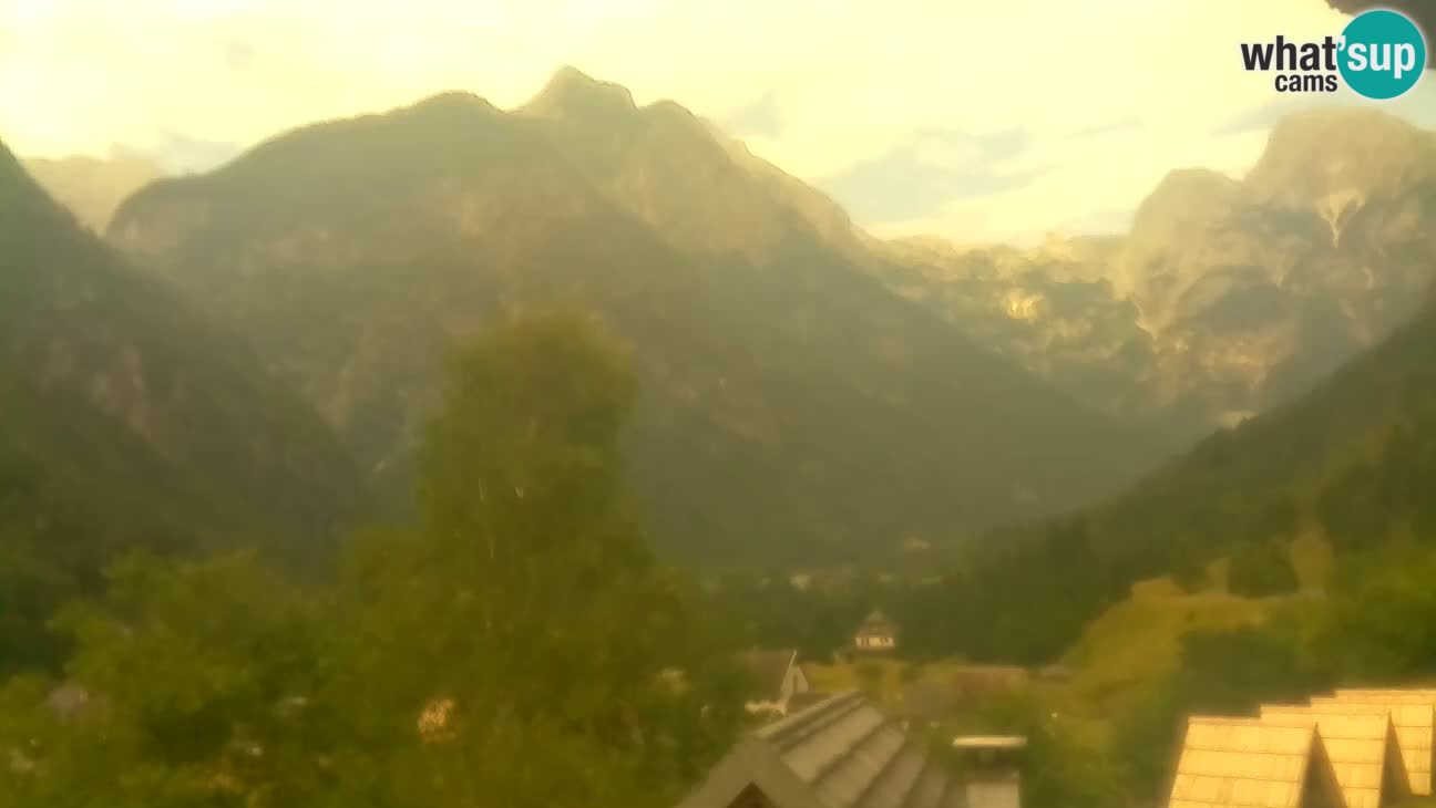 Webcam Trenta – View of Šplevt, Pihavec and Prisojnik