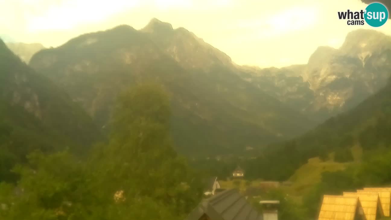 Webcam Trenta – View of Šplevt, Pihavec and Prisojnik