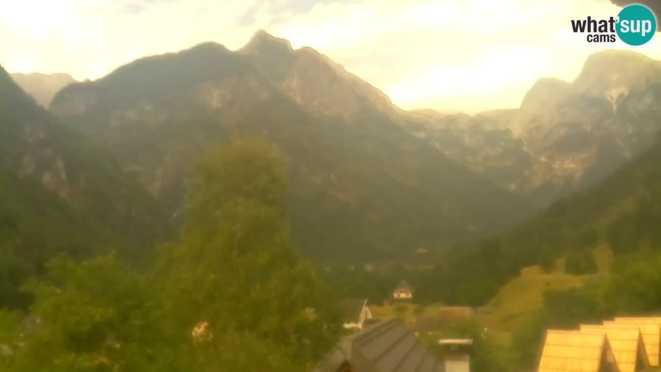 Webcam Trenta – View of Šplevt, Pihavec and Prisojnik