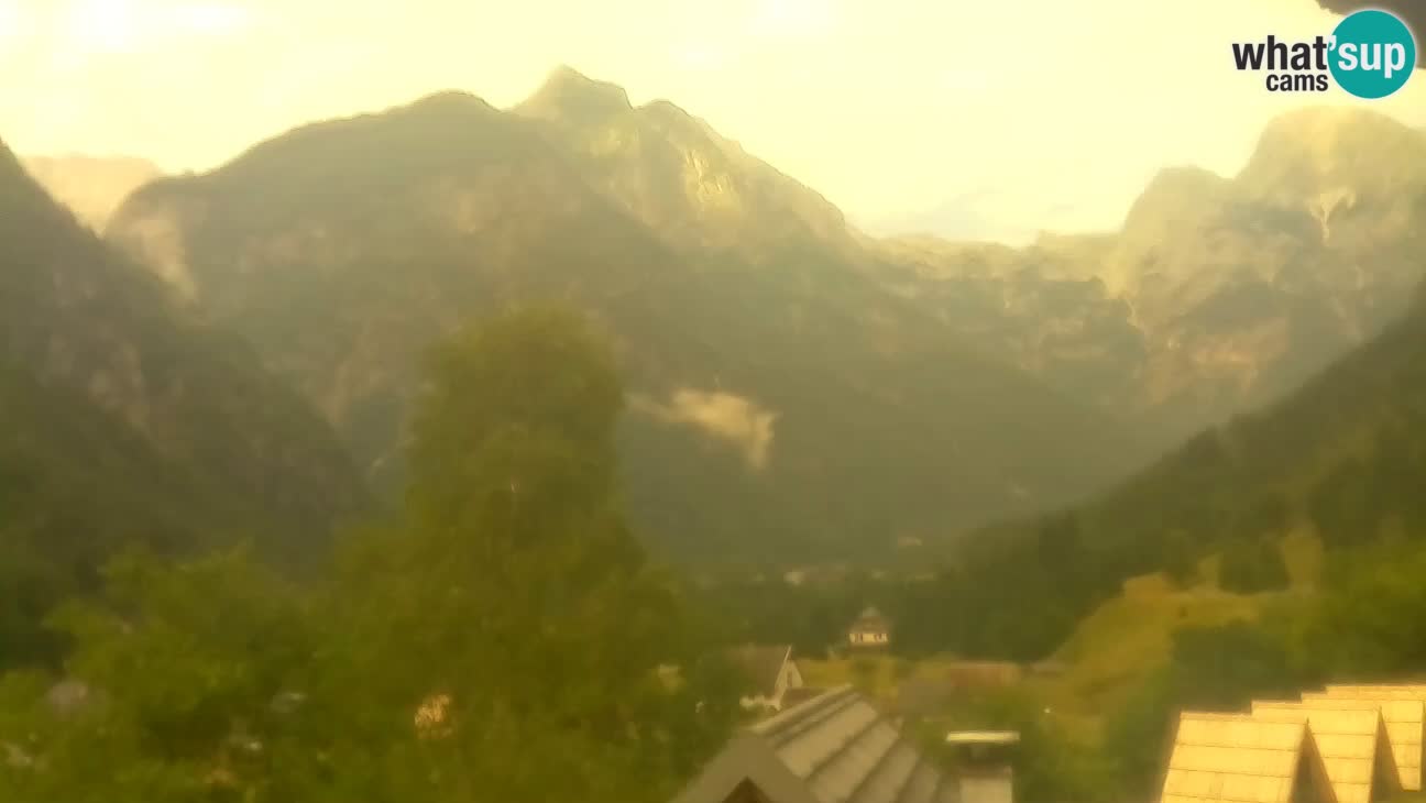 Webcam Trenta – View of Šplevt, Pihavec and Prisojnik