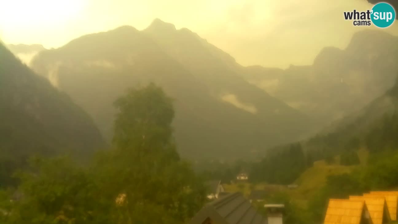 Webcam Trenta – View of Šplevt, Pihavec and Prisojnik
