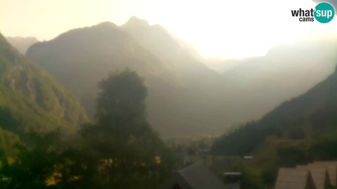 Webcam Trenta – View of Šplevt, Pihavec and Prisojnik