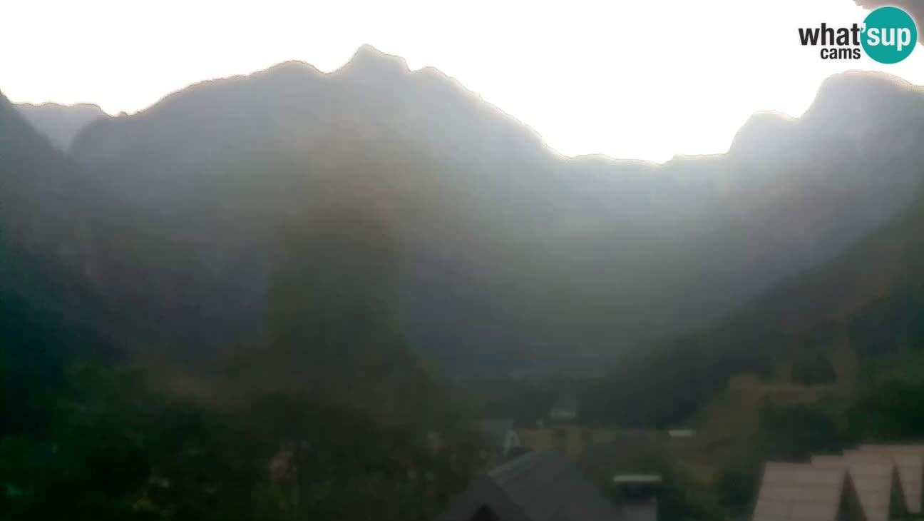 Webcam Trenta – View of Šplevt, Pihavec and Prisojnik