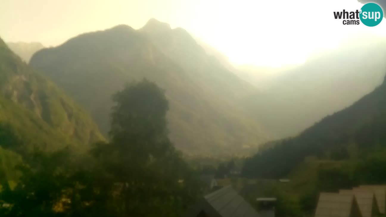 Webcam Trenta – View of Šplevt, Pihavec and Prisojnik