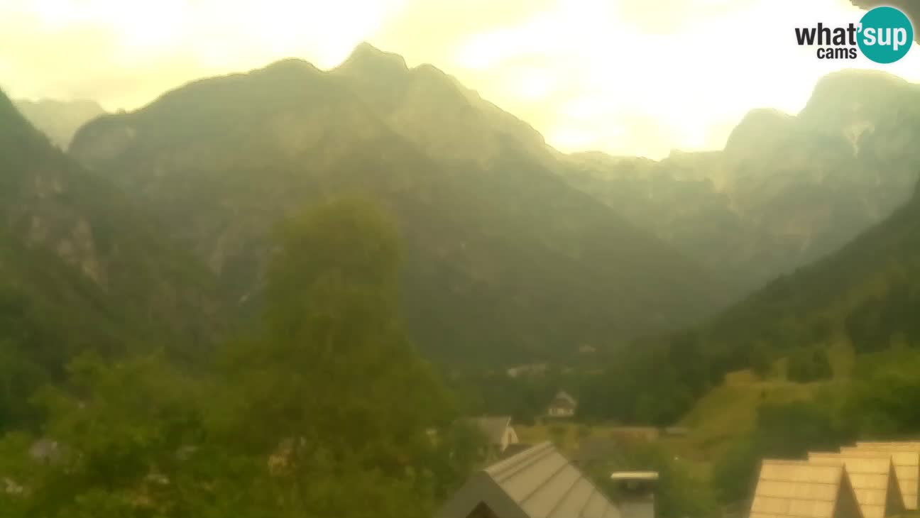 Webcam Trenta – View of Šplevt, Pihavec and Prisojnik
