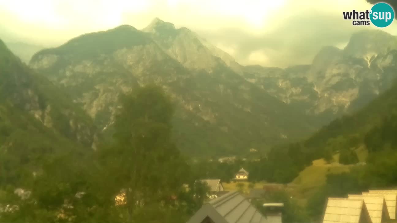 Webcam Trenta – View of Šplevt, Pihavec and Prisojnik