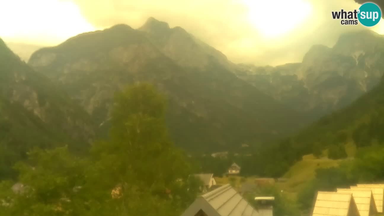 Webcam Trenta – View of Šplevt, Pihavec and Prisojnik