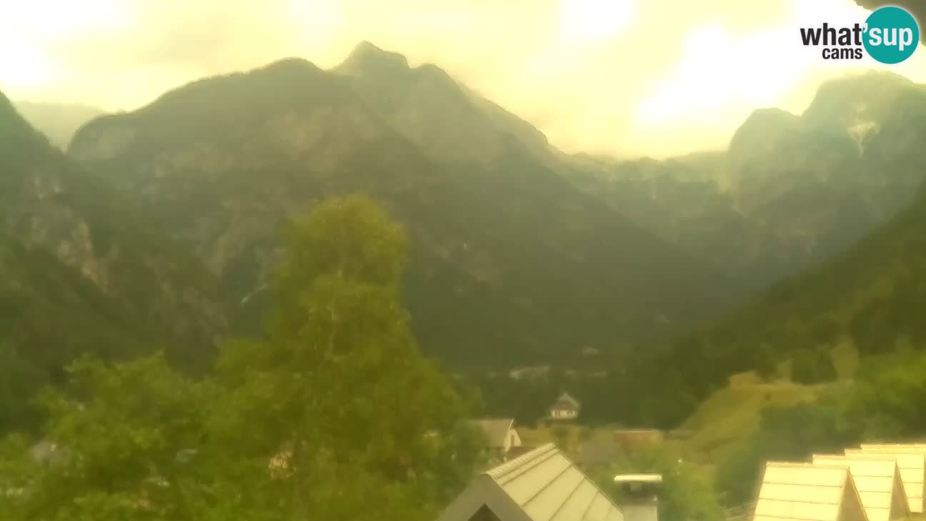 Webcam Trenta – View of Šplevt, Pihavec and Prisojnik