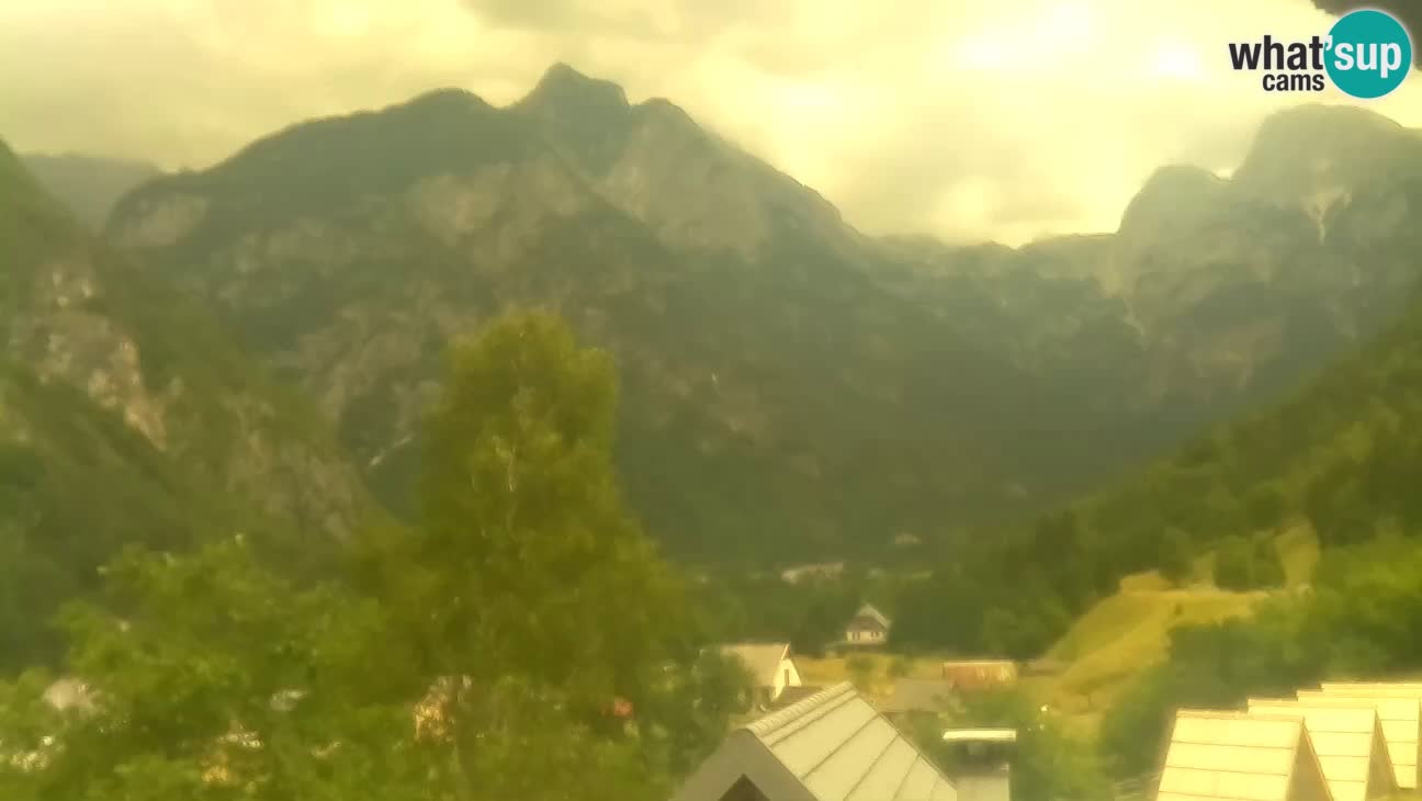 Webcam Trenta – View of Šplevt, Pihavec and Prisojnik